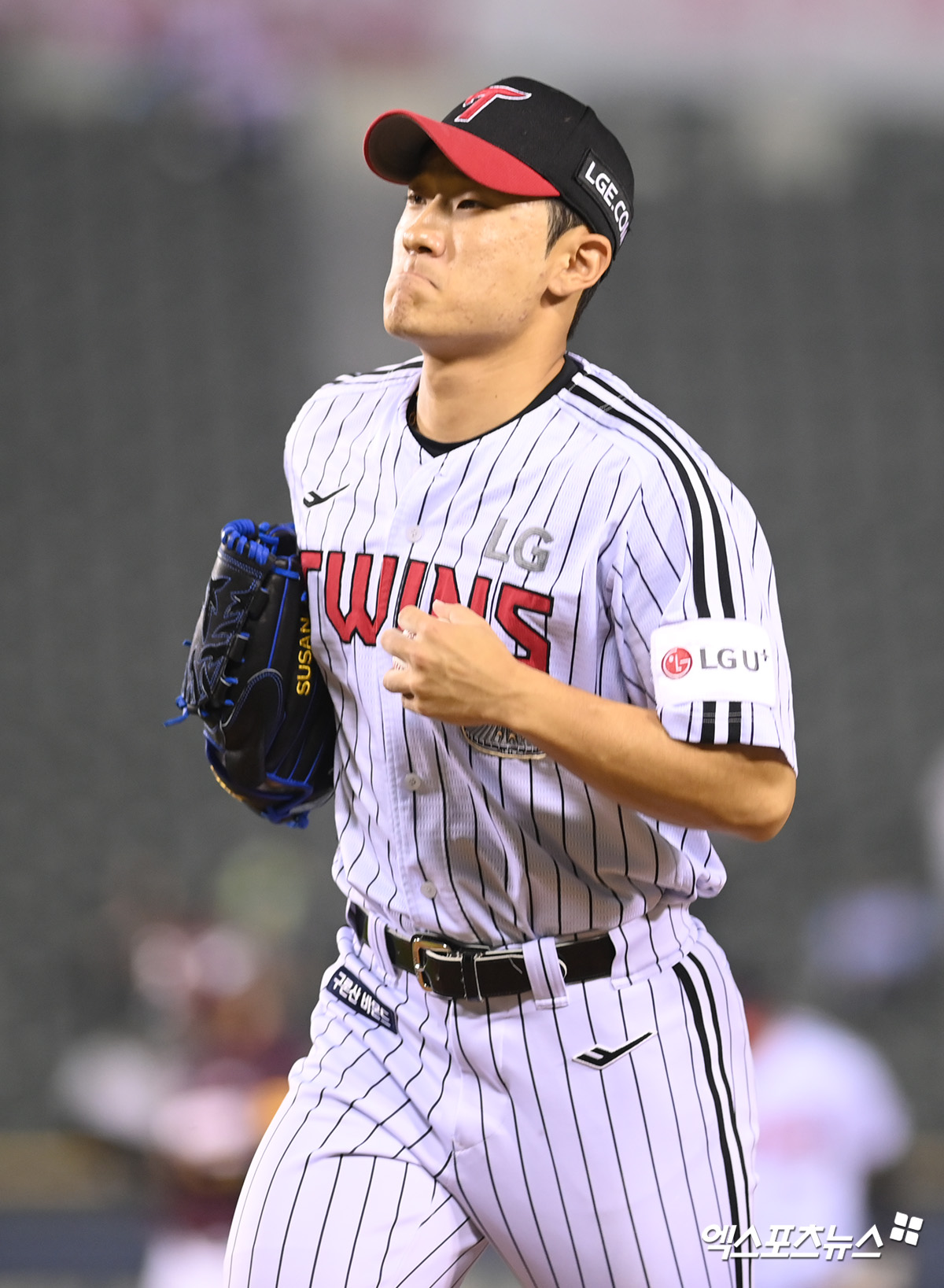 LG 트윈스에서 KT 위즈로 트레이드된 투수 임준형이 정규시즌 경기에 등판해 이닝을 마친 뒤 더그아웃으로 들어가고 있다. LG와 KT는 25일 1대2 트레이드를 통해 투수 임준형과 내야수 천성호, 포수 김준태를 맞바꿨다. 엑스포츠뉴스 DB