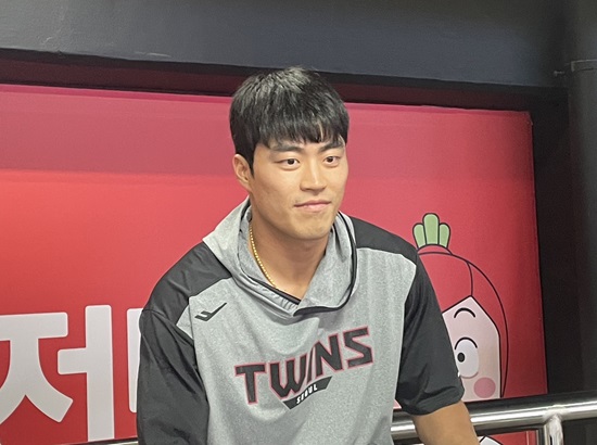 KT 위즈에서 LG 트윈스로 트레이드된 내야수 천성호가 25일 수원 KT위즈파크에서 인터뷰에 임하고 있다. 엑스포츠뉴스 수원, 김유민 기자