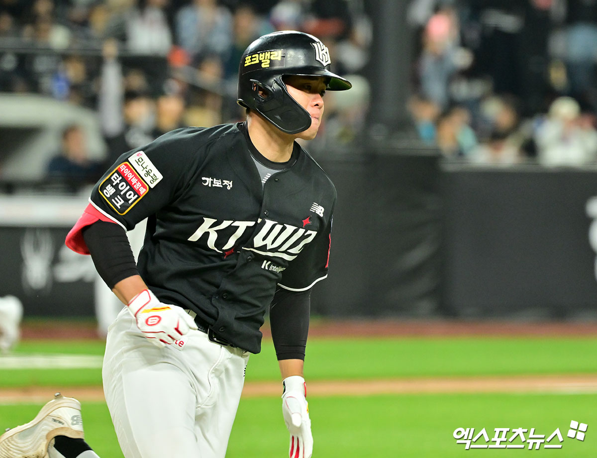 KT 위즈 권동진이 정규시즌 경기에서 타격 후 1루로 달려 나가고 있다. 엑스포츠뉴스 DB