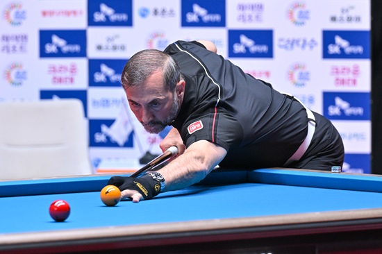 PBA의 강호 조재호(NH농협카드), 세미 사이그너(튀르키예·웰컴저축은행)가 시즌 개막전 우리금융캐피탈 PBA-LPBA 챔피언십 128강에서 탈락했다. PBA 데뷔전을 치른 김준태(하림) 역시 애버리지 3.042를 기록하고도 128강의 문턱을 넘지 못했다. PBA