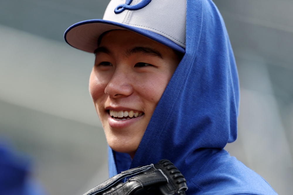 김혜성의 소속팀인 미국 메이저리그(MLB) 지난해 우승팀 LA 다저스는 26일 오전 9시40분부터 미국 콜로라도주 덴버 쿠어스필드에서 시작된 2025 MLB 콜로라도 로키스와 방문 경기 선발 라인업에서 외야수 한 자리로 김혜성 대신 마이클 콘포토를 골랐다. 김혜성은 지난 23일 워싱턴전에서 팀의 노히트 침묵을 깨는 2루타를 터트리며 활약했으나 이후 두 경기에서 연속 벤치로 밀렸다. 연합뉴스