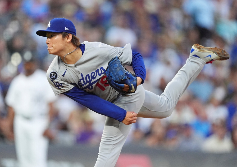 26일 미국 콜로라도주 덴버의 쿠어스필드에서 열린 2025 미국프로야구 메이저리그 LA 다저스와 콜로라도 로키스의 경기, 다저스가 8:1로 승리했다. 다저스 선발 야마모토 요시노부가 공을 힘차게 던지고 있다. AP 연합뉴스