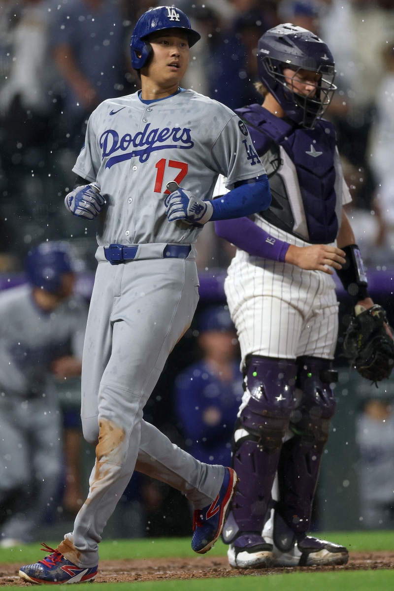 26일 미국 콜로라도주 덴버의 쿠어스필드에서 열린 2025 미국프로야구 메이저리그 LA 다저스와 콜로라도 로키스의 경기, 다저스가 8:1로 승리했다. 6회초 2사 2, 3루 먼시의 안타 때 2루주자 오타니가 홈으로 들어오고 있다. AFP 연합뉴스