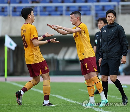 대한축구협회는 26일 보도자료를 통해 FIFA가 전날 발송한 공식 서한을 통해 광주FC 선수들의 출전 자격 관련 사안을 검토해 국내 대회에서의 선수 자격 판단은 KFA의 규정과 권한에 따라 이루어져야 한다는 점을 분명히 했다고 알렸다. 연합뉴스