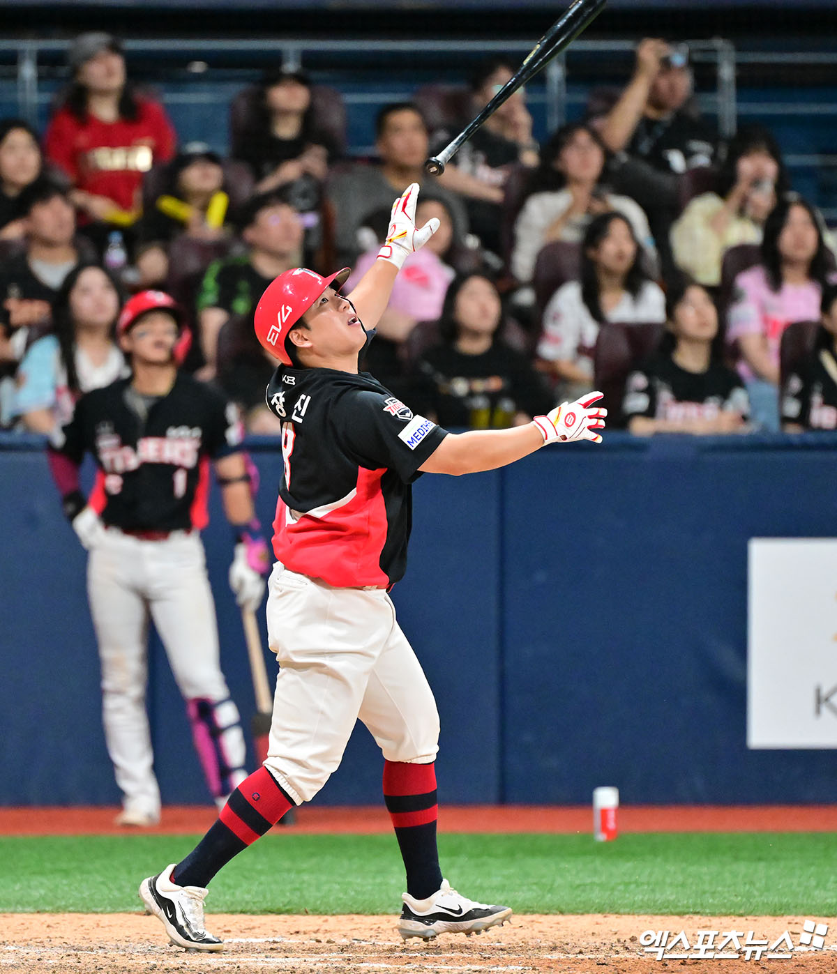 25일 오후 서울 구로구 고척스카이돔에서 열린 '2025 신한 SOL Bank KBO리그' KIA 타이거즈와 키움 히어로즈의 경기, 9회초 무사 1,2루 KIA 이창진이 타격을 하고 있다. 엑스포츠뉴스 DB