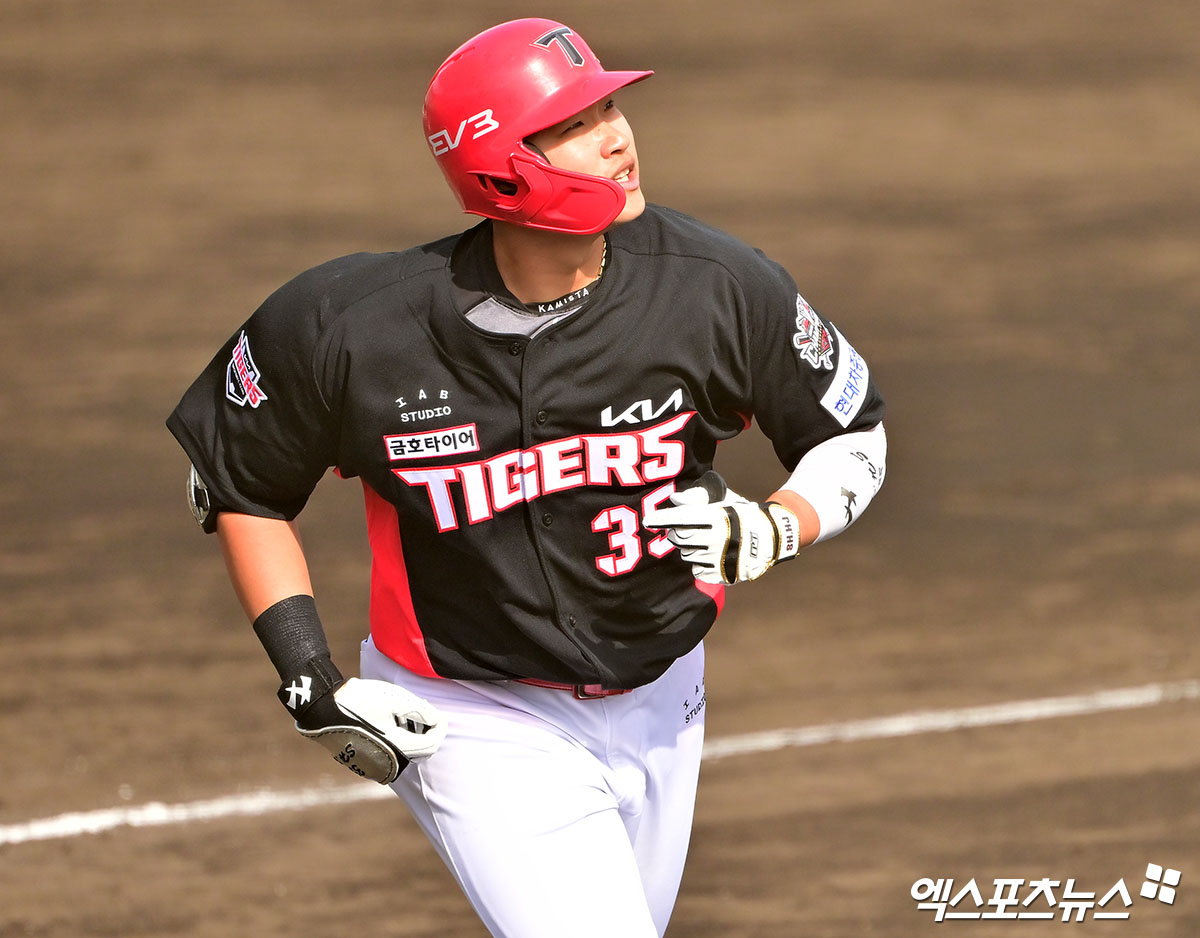 22일 오후 일본 오키나와 코자 신킨 스타디움에서 열린 KIA 타이거즈와 히로시마 도요카프의 연습경기, 8회초 무사 1루 KIA 김석환이 투런 홈런을 날리고 있다. 엑스포츠뉴스 DB