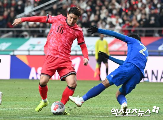 대한축구협회는 26일 EAFF의 결정으로 이번 E-1 챔피언십 대회 엔트리가 23명에서 26명으로 확대됨에 따라 남녀 대표팀 모두 기존 명단에 3명을 추가 발탁한다고 발표했다.   남자 대표팀에는 강상윤(전북현대), 모재현(강원FC, 이상 미드필더), 그리고 주민규(대전하나시티즌, FW)가 발탁됐다. 강상윤과 모재현은 첫 성인 대표팀 발탁이다. 엑스포츠뉴스DB