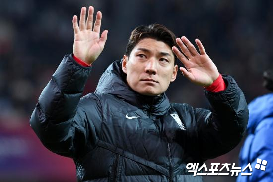 대한축구협회는 26일 EAFF의 결정으로 이번 E-1 챔피언십 대회 엔트리가 23명에서 26명으로 확대됨에 따라 남녀 대표팀 모두 기존 명단에 3명을 추가 발탁한다고 발표했다.   남자 대표팀에는 강상윤(전북현대), 모재현(강원FC, 이상 미드필더), 그리고 주민규(대전하나시티즌, FW)가 발탁됐다. 강상윤과 모재현은 첫 성인 대표팀 발탁이다. 엑스포츠뉴스DB