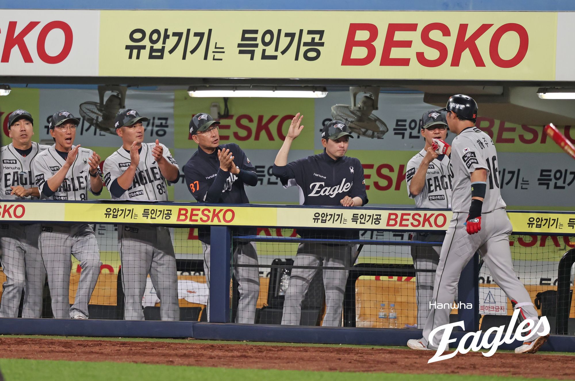 26일 대구삼성라이온즈파크에서 열리는 2025 신한 SOL Bank KBO리그 한화 이글스와 삼성 라이온즈의 경기, 하주석은 7번타자 겸 유격수로 선발 출전한다. 하주석은 전날 9회초 이호성 상대 시즌 첫 홈런을 터뜨렸다. 한화 이글스