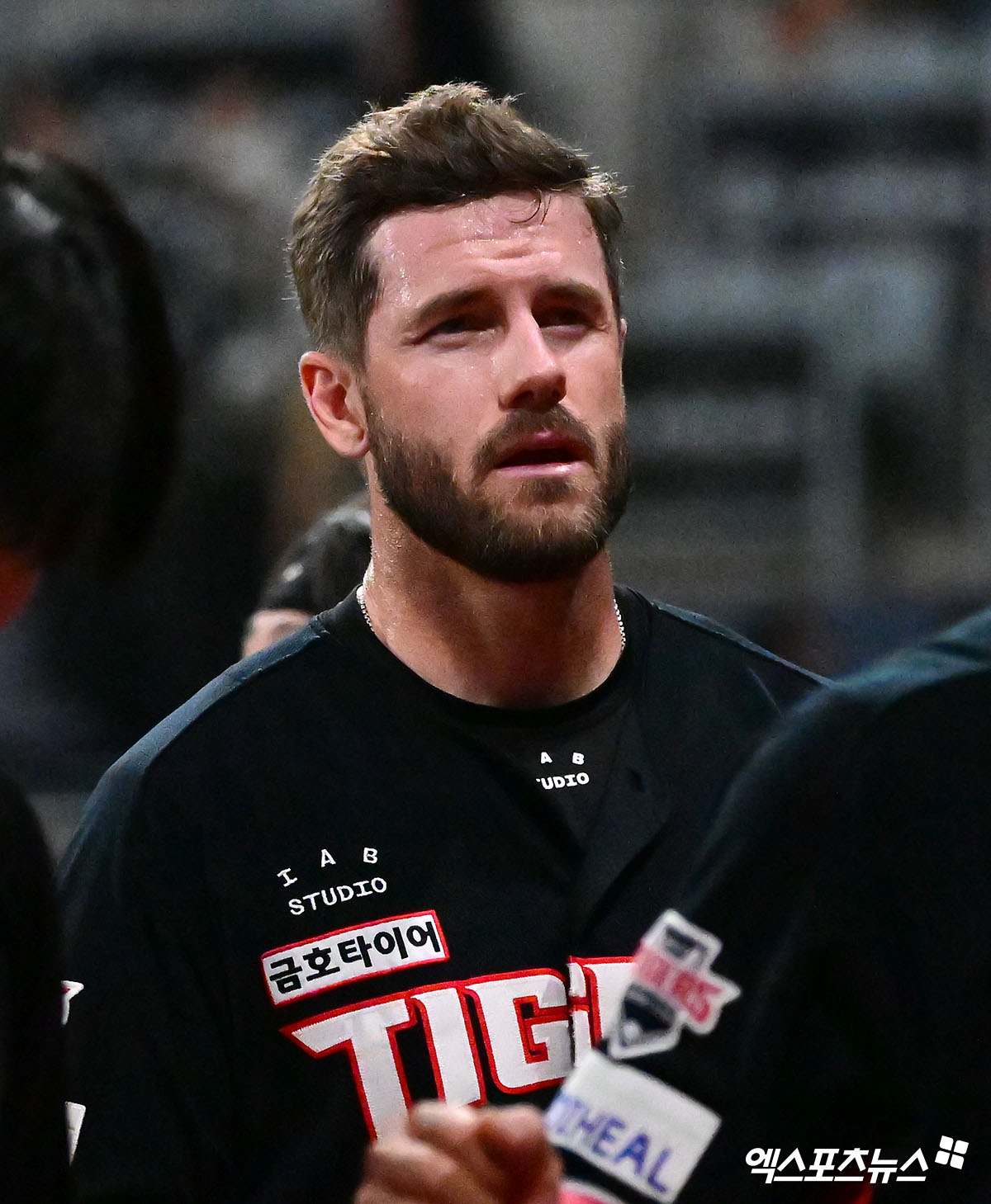 24일 오후 서울 구로구 고척스카이돔에서 열린 '2025 신한 SOL Bank KBO리그' KIA 타이거즈와 키움 히어로즈의 경기, 키움이 임지열의 결승 스리런포에 힘입어 KIA에 9:6으로 승리했다.  경기종료 후 KIA 위즈덤이 그라운드를 빠져나가고 있다. 엑스포츠뉴스 DB