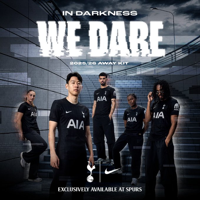 올여름 이적설에 휩싸여 있는 손흥민이 토트넘 홋스퍼 새로운 원정 유니폼 모델로 등장했다. 토트넘은 26일 구단 홈페이지를 통해 '토트넘 홋스퍼는 2025-2026시즌 올블랙 원정 유니폼을 공개했다'라고 발표했다. 토트넘 팬들은 이를 두고 손흥민의 잔류 가능성이 높은 것 아니냐는 해석을 내놓고 있다. 손흥민은 올여름 토마스 프랑크 새 감독 부임에 따라 거취가 불분명한 상황이다. 사우디아라비아 구단에서 1000억원이 넘는 이적료를 제시해 토트넘의 마음이 매각으로 기울었다는 얘기도 나온다. 토트넘 홋스퍼