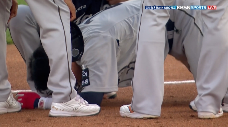26일 대구삼성라이온즈파크에서 열린 2025 신한 SOL Bank KBO리그 한화 이글스와 삼성 라이온즈의 경기, 한화 채은성은 1루수 겸 5번타자로 선발 출전했으나 1회말 수비 과정에서 주자 양도근과 충돌한 뒤 가슴 통증으로 교체됐다. 중계화면 캡쳐