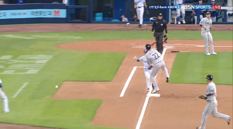 26일 대구삼성라이온즈파크에서 열린 2025 신한 SOL Bank KBO리그 한화 이글스와 삼성 라이온즈의 경기, 한화 채은성은 1루수 겸 5번타자로 선발 출전했으나 1회말 수비 과정에서 주자 양도근과 충돌한 뒤 가슴 통증으로 교체됐다. 중계화면 캡쳐