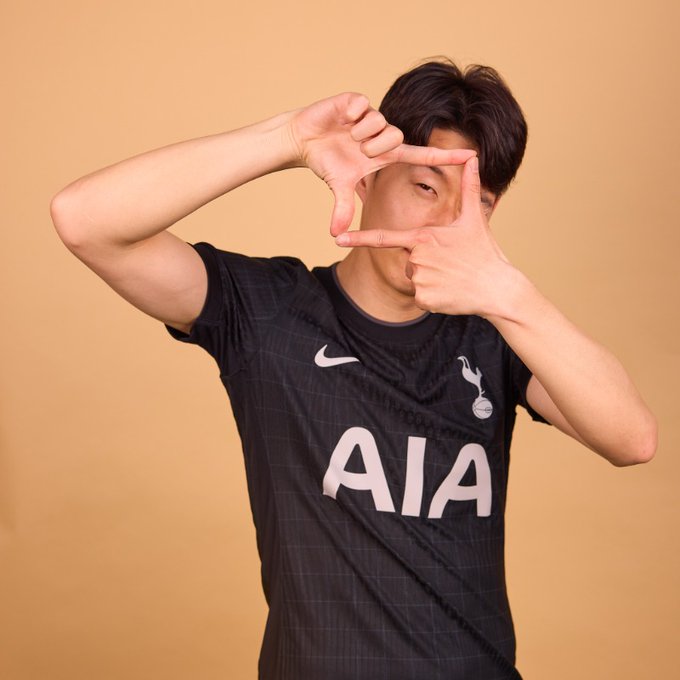 영국 유력지 '텔레그래프'에서 신뢰도 높은 축구 언론인으로 명성을 높이고 있는 기자 맷 로가 26일(한국시간) 토트넘 팬 팟캐스트 '라스트 워드 온 스퍼스'에 출연, 손흥민이 동료들에게 토트넘을 떠날 것처럼 행동했다고 말했다. 토트넘