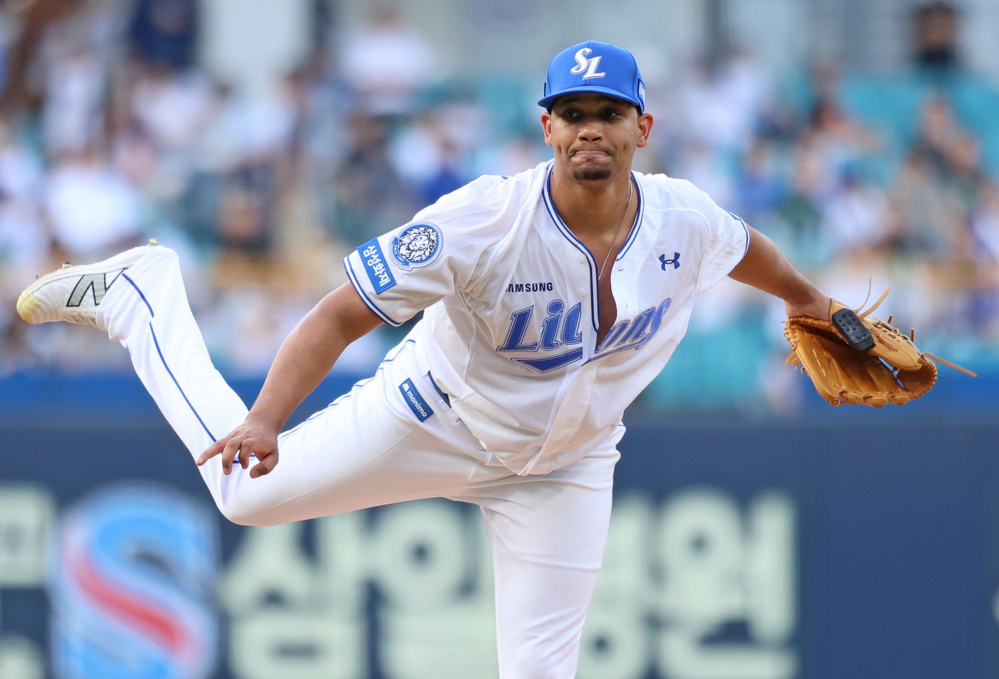 김경문 감독이 이끄는 한화 이글스는 26일 대구삼성라이온즈파크에서 열린 2025 신한 SOL Bank KBO리그 삼성 라이온즈와의 원정경기에서 3-1 역전승을 거뒀다. 한화는 이번 대구 원정 시리즈에서 1승 1패를 기록하며 선두를 유지했다. 이날 삼성 선발 투수로 나서 KBO리그 데뷔전을 치른 헤르손 가라비토가 공을 던지고 있다. 삼성 라이온즈