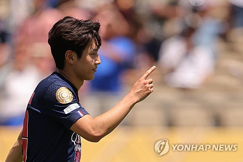 프랑스 매체 '라이브풋'이 25일(한국시간) 이적을 알아보고 있는 이강인에게 아스널과 나폴리, 두 구단이 경쟁할 것으로 예상된다고 보도했다. 연합뉴스