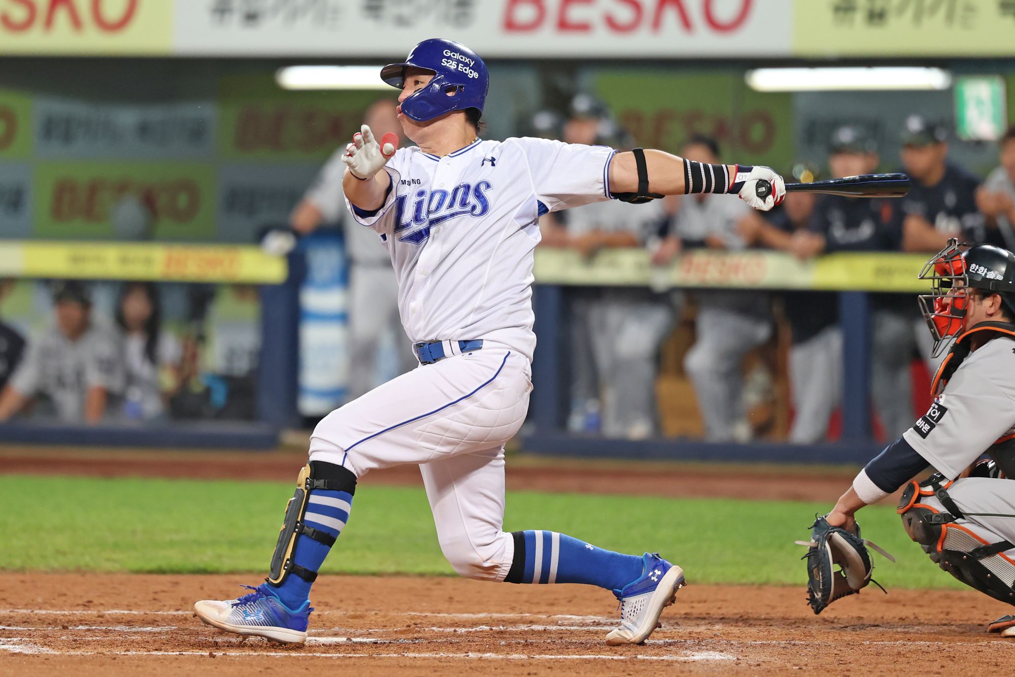 김경문 감독이 이끄는 한화 이글스는 26일 대구삼성라이온즈파크에서 열린 2025 신한 SOL Bank KBO리그 삼성 라이온즈와의 원정경기에서 3-1 역전승을 거뒀다. 한화는 이번 대구 원정 시리즈에서 1승 1패를 기록하며 선두를 유지했다. 삼성 베테랑 포수 강민호가 4회 선제 솔로 홈런을 때리고 있다. 한화 이글스