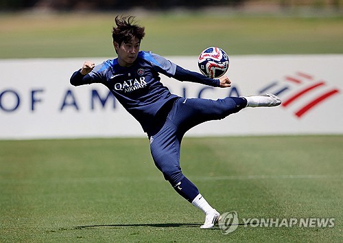 프랑스 매체 '라이브풋'이 25일(한국시간) 이적을 알아보고 있는 이강인에게 아스널과 나폴리, 두 구단이 경쟁할 것으로 예상된다고 보도했다. 연합뉴스