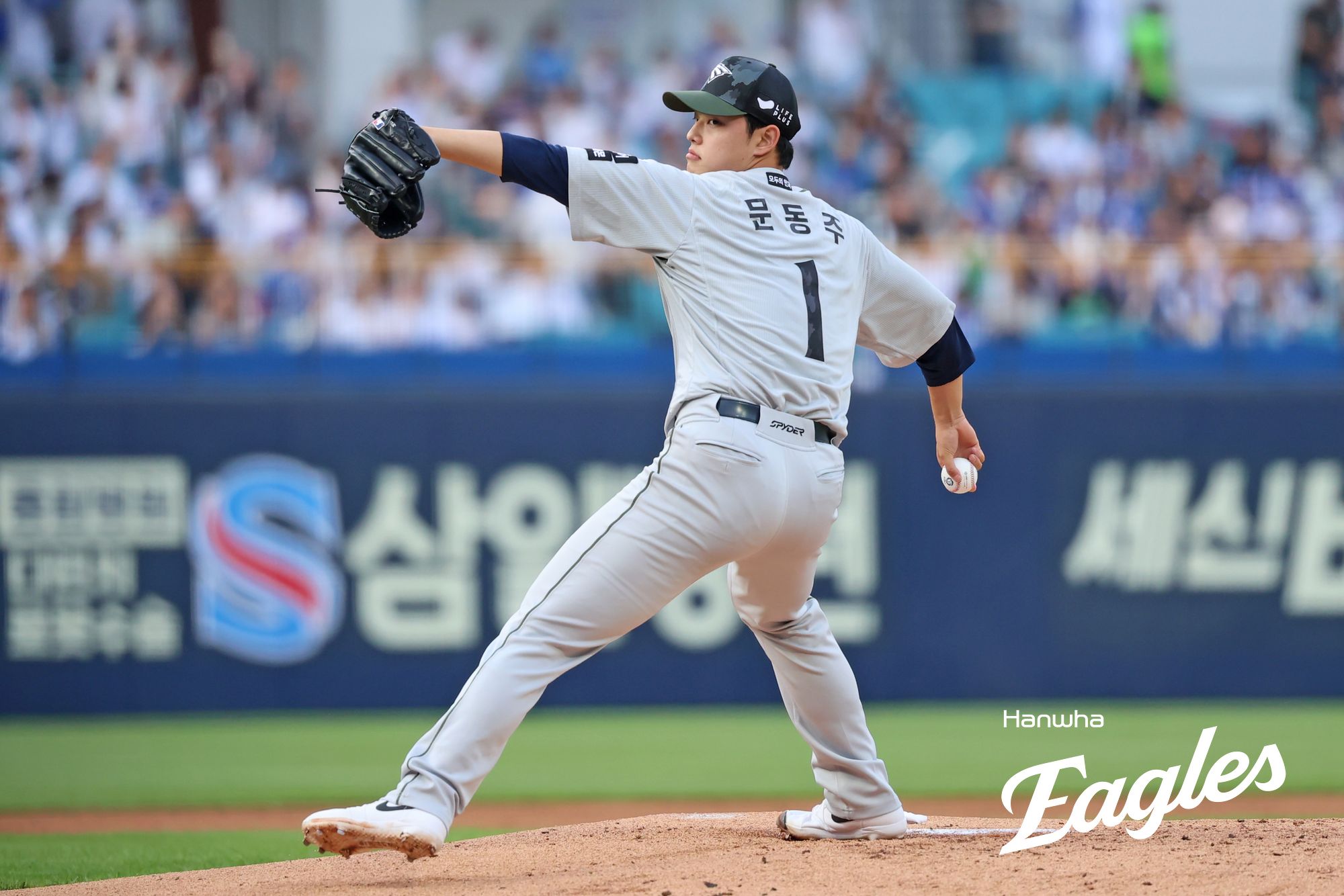 김경문 감독이 이끄는 한화 이글스는 26일 대구삼성라이온즈파크에서 열린 2025 신한 SOL Bank KBO리그 삼성 라이온즈와의 원정경기에서 3-1 역전승을 거뒀다. 한화는 이번 대구 원정 시리즈에서 1승 1패를 기록하며 선두를 유지했다. 이날 한화 선발투수 문동주가 역투하고 있다. 한화 이글스