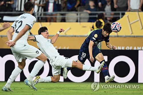 프랑스 매체 '라이브풋'이 25일(한국시간) 이적을 알아보고 있는 이강인에게 아스널과 나폴리, 두 구단이 경쟁할 것으로 예상된다고 보도했다. 연합뉴스