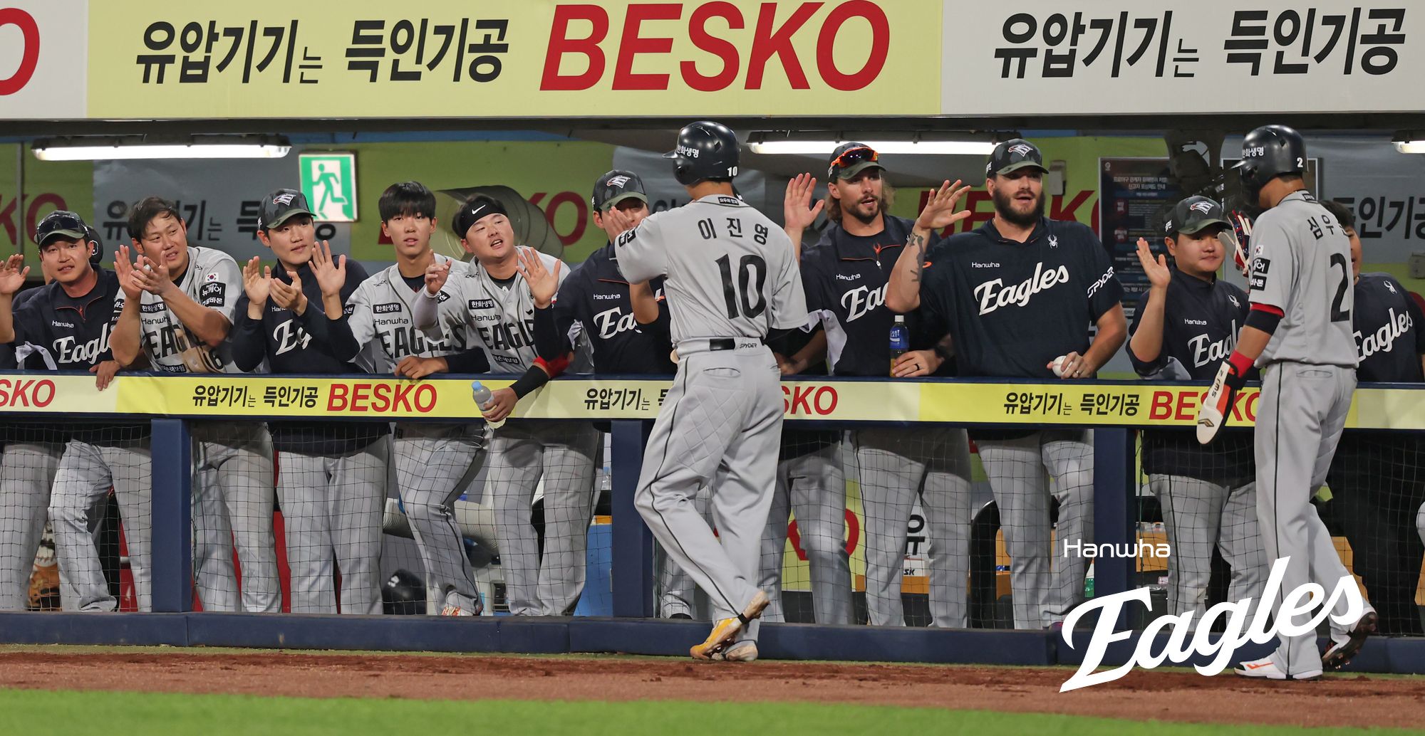 김경문 감독이 이끄는 한화 이글스는 26일 대구삼성라이온즈파크에서 열린 2025 신한 SOL Bank KBO리그 삼성 라이온즈와의 원정경기에서 3-1 역전승을 거뒀다. 한화는 이번 대구 원정 시리즈에서 1승 1패를 기록하며 선두를 유지했다. 한화 이진영과 심우준이 나란히 득점하며 한화의 2-1 역전에 공헌한 뒤 동료들 축하를 받고 있다. 한화 이글스