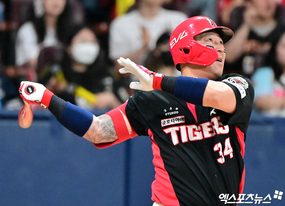 25일 오후 서울 구로구 고척스카이돔에서 열린 '2025 신한 SOL Bank KBO리그' KIA 타이거즈와 키움 히어로즈의 경기, 5회초 2사 1루 KIA 최형우가 타격을 하고 있다. 결과는 중견수 플라이 아웃. 고척, 김한준 기자