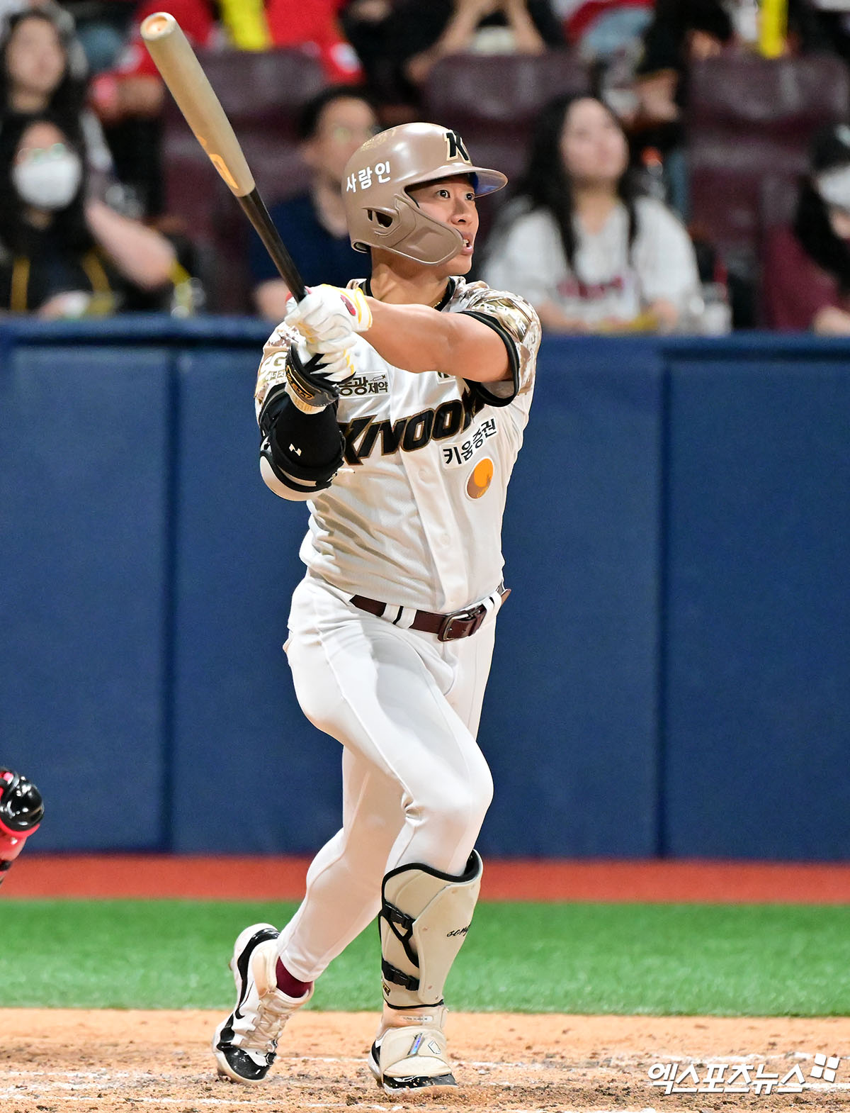 26일 오후 서울 구로구 고척스카이돔에서 열린 '2025 신한 SOL Bank KBO리그' KIA 타이거즈와 키움 히어로즈의 경기, 5회말 1사 1,2루 키움 송성문이 1타점 2루타를 날리고 있다. 고척, 김한준 기자