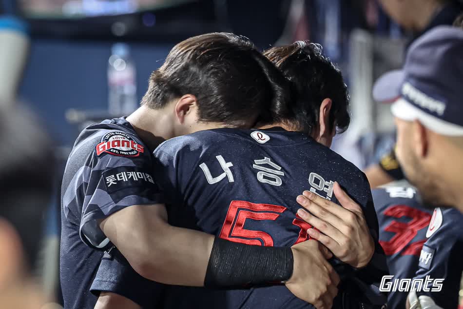 롯데 자이언츠 나승엽이 26일 창원NC파크에서 열린 2025 신한 SOL Bank KBO리그 NC 다이노스와의 팀 간 8차전에서 5회초 대타 역전 3점 홈런을 기록한 뒤 더그아웃에서 기뻐하고 있다. 사진 롯데 자이언츠