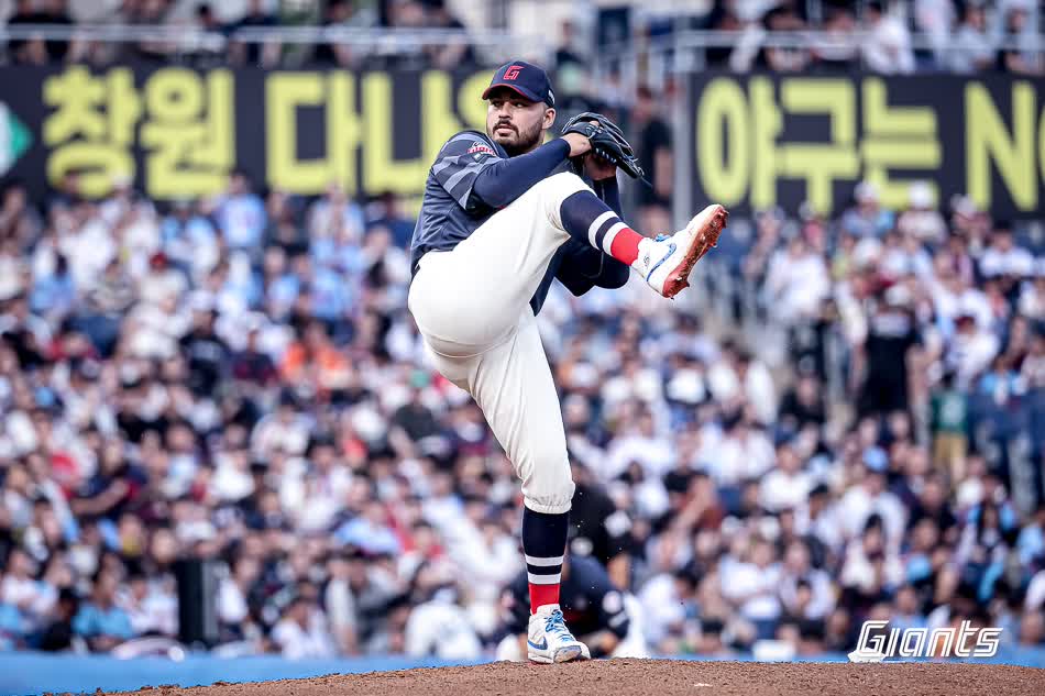 롯데 자이언츠 외국인 투수 알렉 감보아가 26일 창원NC파크에서 열린 2025 신한 SOL Bank KBO리그 NC 다이노스와의 팀 간 8차전에 선발등판, 5.2이닝 5실점 2자책으로 승리투수가 됐다. 사진 롯데 자이언츠