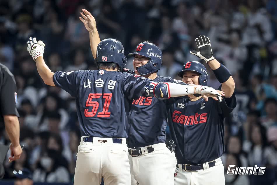 롯데 자이언츠 나승엽(왼쪽)이 26일 창원NC파크에서 열린 2025 신한 SOL Bank KBO리그 NC 다이노스와의 팀 간 8차전에서 5회초 대타 3점 홈런을 기록한 뒤 동료들과 세리머니를 하고 있다. 사진 롯데 자이언츠