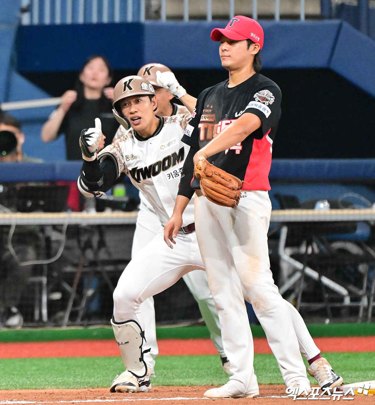 26일 오후 서울 구로구 고척스카이돔에서 열린 '2025 신한 SOL Bank KBO리그' KIA 타이거즈와 키움 히어로즈의 경기, 11회말 1사 1루 키움 송성문 1타점 3루타를 날린 후 기뻐하고 있다. 고척, 김한준 기자