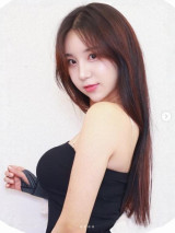치어리더 김현영, 볼륨감에 옷도 당황…튜브톱이 버티는 중