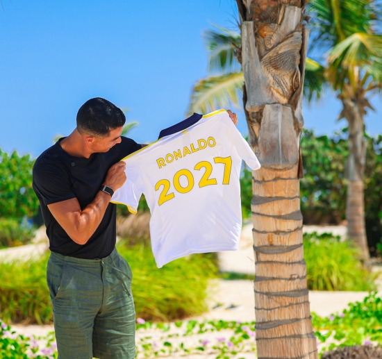 알나스르가 26일(한국시간) 공식 채널을 통해 호날두와 2년 재계약을 맺는다고 발표했다. 호날두는 이로써 2027년 여름까지 알나스르 소속이 된다. 알나스르