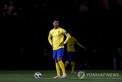 알나스르가 26일(한국시간) 공식 채널을 통해 호날두와 2년 재계약을 맺는다고 발표했다. 호날두는 이로써 2027년 여름까지 알나스르 소속이 된다. 연합뉴스