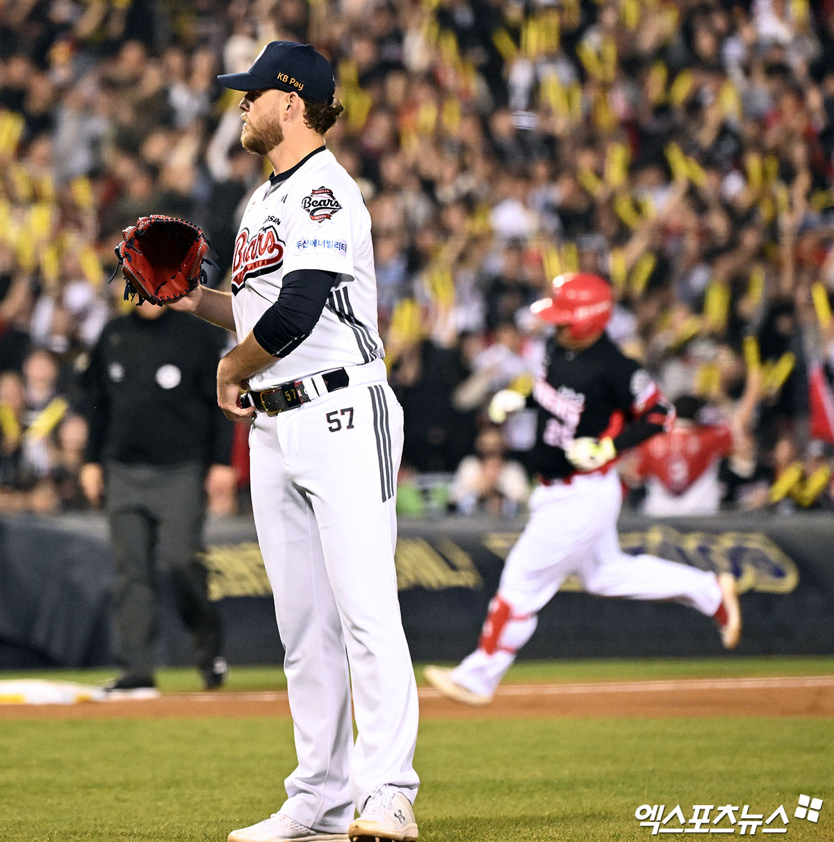 18일 오후 서울 송파구 잠실야구장에서 열린 '2025 신한 SOL Bank KBO리그' KIA 타이거즈와 두산 베어스의 경기, 5회초 두산 콜 어빈이 KIA 이우성에게 솔로 홈런을 허용한 후 아쉬워하고 있다. 엑스포츠뉴스 DB