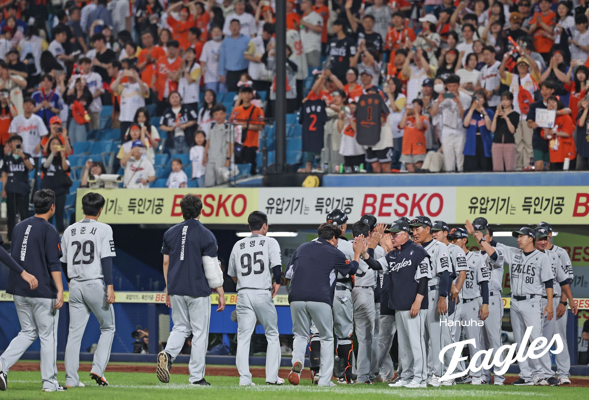 김경문 감독이 이끄는 한화 이글스는 26일 대구삼성라이온즈파크에서 열린 2025 신한 SOL Bank KBO리그 삼성 라이온즈와의 원정경기에서 3-1 역전승을 거뒀다. 한화는 이번 대구 원정 시리즈에서 1승 1패를 기록하며 선두를 유지했다. 2루수 이도윤은 만루 위기 실점을 막는 호수비를 선보였다. 한화 이글스