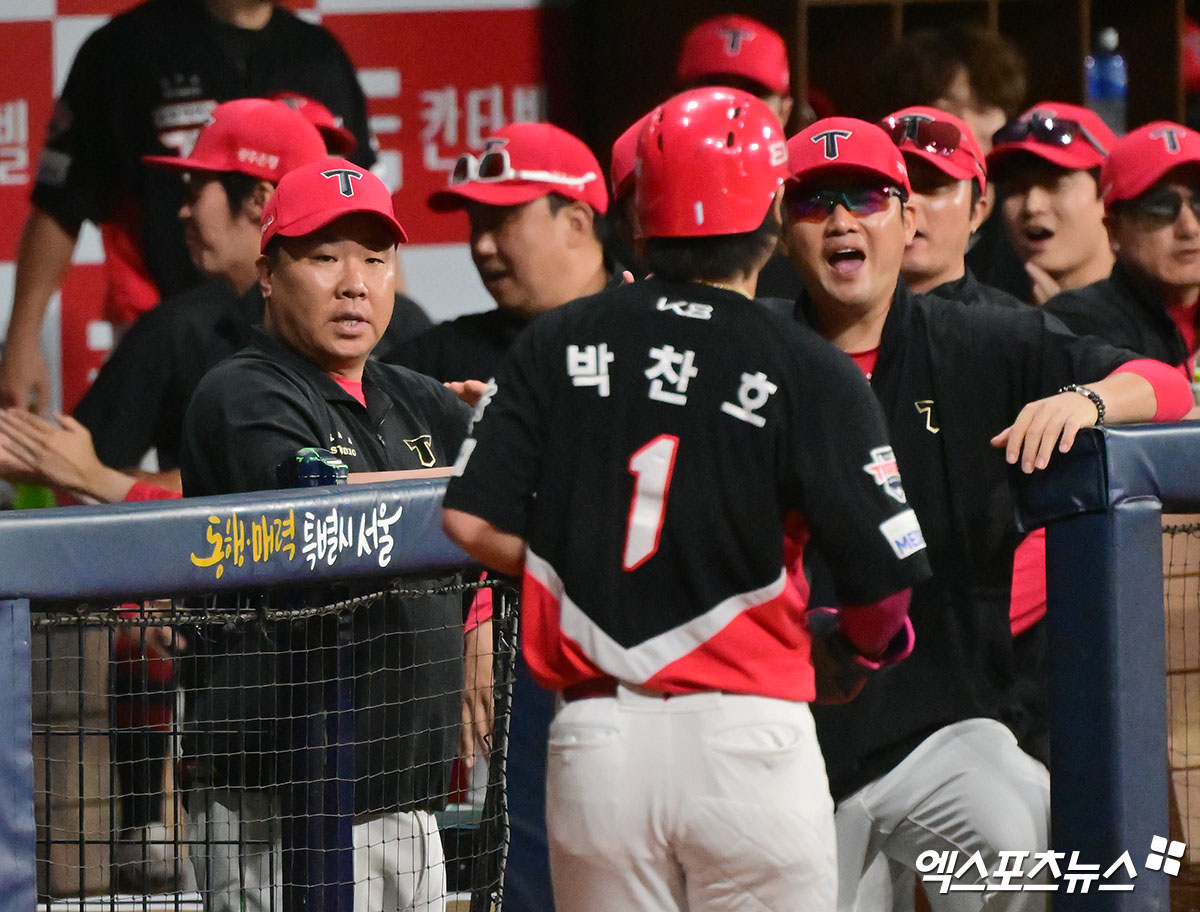 26일 오후 서울 구로구 고척스카이돔에서 열린 '2025 신한 SOL Bank KBO리그' KIA 타이거즈와 키움 히어로즈의 경기, 1회초 2사 3루 KIA 박찬호가 하영민의 폭투때 득점에 성공하고 있다. 고척, 김한준 기자