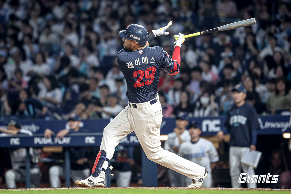 롯데 자이언츠 외국인 타자 빅터 레이예스가 26일 창원NC파크에서 열린 2025 신한 SOL Bank KBO리그 NC 다이노스와의 팀 간 7차전에서 4타수 2안타 1홈런 2타점을 기록, 팀 승리를 이끌었다. 사진 롯데 자이언츠