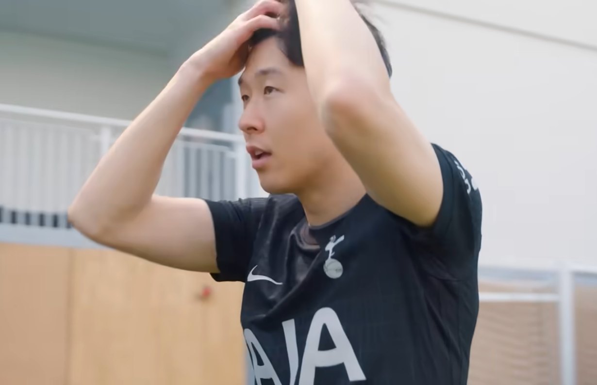 올여름 이적설에 휩싸여 있는 손흥민이 토트넘 홋스퍼 새로운 원정 유니폼 모델로 등장했다. 토트넘은 26일 구단 홈페이지를 통해 '토트넘 홋스퍼는 2025-2026시즌 올블랙 원정 유니폼을 공개했다'라고 발표했다. 토트넘 팬들은 이를 두고 손흥민의 잔류 가능성이 높은 것 아니냐는 해석을 내놓고 있다. 손흥민은 올여름 토마스 프랑크 새 감독 부임에 따라 거취가 불분명한 상황이다. 사우디아라비아 구단에서 1000억원이 넘는 이적료를 제시해 토트넘의 마음이 매각으로 기울었다는 얘기도 나온다. 토트넘 홋스퍼