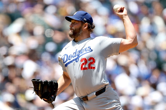 6월 27일(한국시간) 미국 콜로라도주 덴버의 쿠어스필드에서 열린 2025 메이저리그(MLB) 콜로라도 로키스와 LA 다저스 간의 맞대결, 다저스 선발투수 클레이튼 커쇼가 6이닝 2피안타(1피홈런) 4탈삼진 1실점 퀄리티스타트 피칭을 펼쳤다. 그는 통산 3000K 대기록까지 탈삼진 3개를 남겨뒀다. 연합뉴스