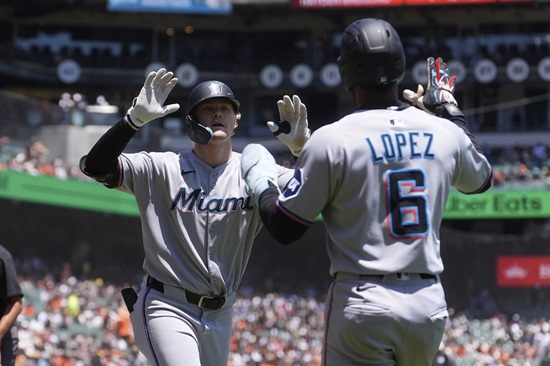 27일 미국 캘리포니아주 샌프란시스코의 오라클파크에서 열린 2025 메이저리그(MLB) 샌프란시스코 자이언츠와 마이애미 말린스와의 맞대결, 마이애미 카일 스타워스가 1회초 스리런포로 선취점을 가져왔다. 연합뉴스