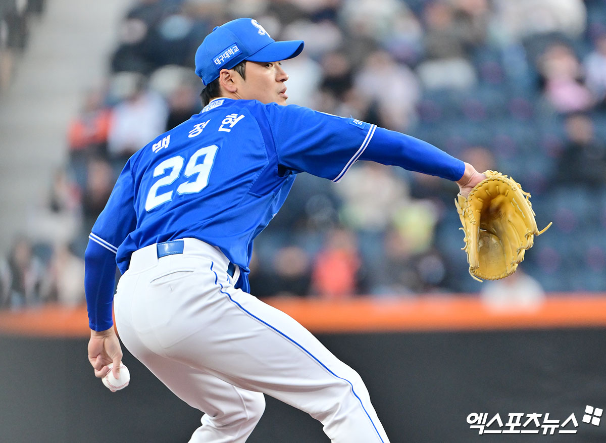 17일 오후 대전 한화생명 볼파크에서 열린 '2025 신한 SOL Bank KBO리그' 삼성 라이온즈와 한화 이글스의 시범경기, 1회말 삼성 선발투수 백정현이 공을 힘차게 던지고 있다. 엑스포츠뉴스DB