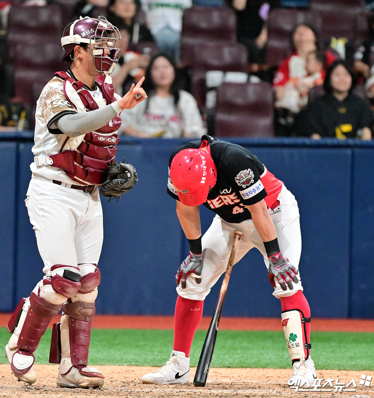 26일 오후 서울 구로구 고척스카이돔에서 열린 '2025 신한 SOL Bank KBO리그' KIA 타이거즈와 키움 히어로즈의 경기, 10회초 1사 1,3루 KIA 위즈덤이 루킹 삼진을 당하고 있다. 엑스포츠뉴스 DB