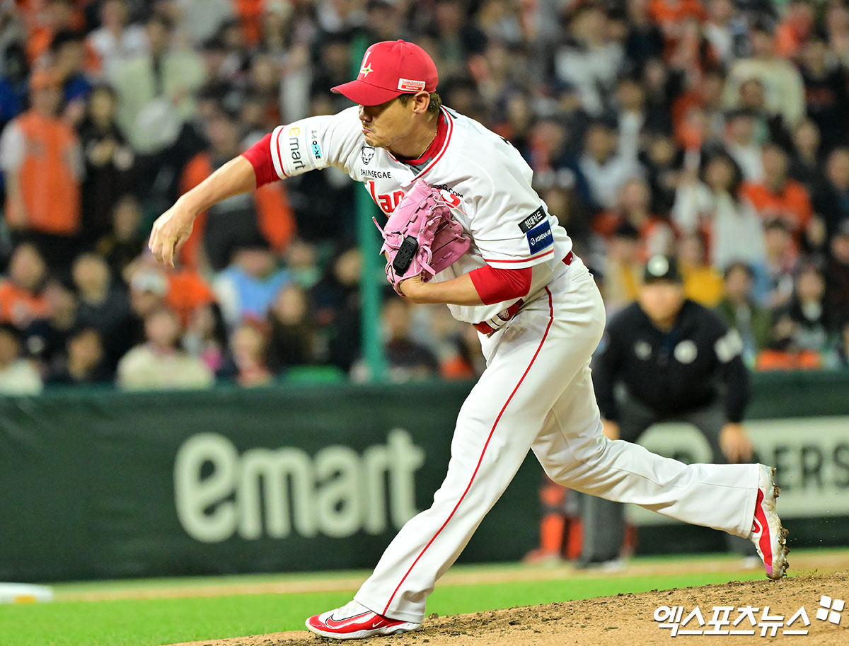 17일 오후 인천SSG랜더스필드에서 열린 '2025 신한 SOL Bank KBO리그' 한화 이글스와 SSG 랜더스의 경기, 7회초 1사 2루 SSG 노경은이 공을 힘차게 던지고 있다. 엑스포츠뉴스 DB