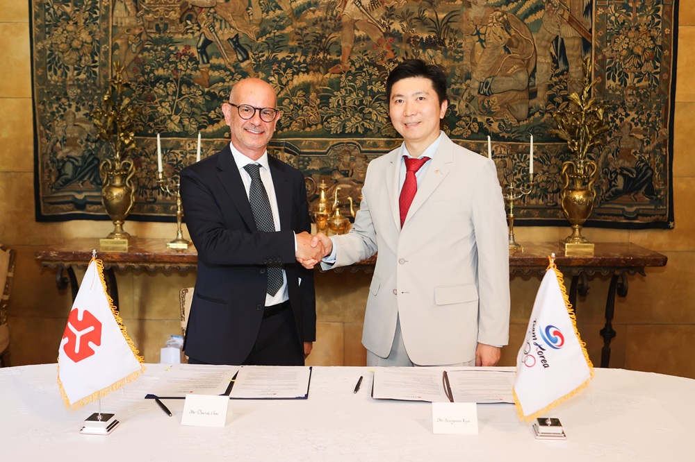 유승민(오른쪽) 대한체육회장이 이탈리아환경기금 대표와 내년 1월 밀라노코르티나동계올림픽대회 기간 중 운영될 코리아하우스 운영을 위한 협약식을 지난 26일 진행했다. 사진 대한체육회