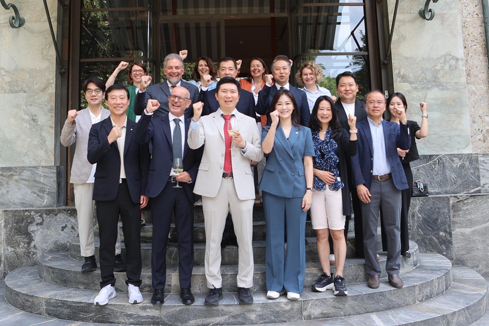 유승민 대한체육회장(맨앞줄 왼쪽 세 번째)과 김택수 진천국가대표선수촌장(맨앞줄 왼쪽 첫 번째)이 26일 2026 밀라노코르티나동계올림픽대회 기간 중 운영될 코리아 하우스 협약식에서 기념 촬영을 진행했다. 사진 대한체육회