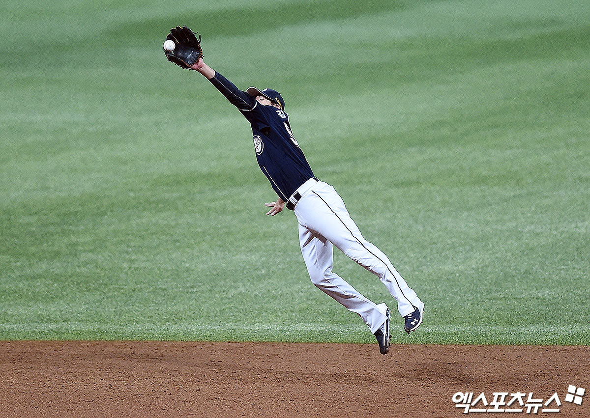 24일 오후 서울 구로구 고척스카이돔에서 열린 '2020 신한은행 SOL KBO 포스트시즌' 두산 베어스와 NC 다이노스의 한국시리즈 6차전 경기, 3회말 2사 2루 NC 이명기의 라인드라이브 타구를 두산 유격수 김재호가 수비하고 있다. 엑스포츠뉴스 DB