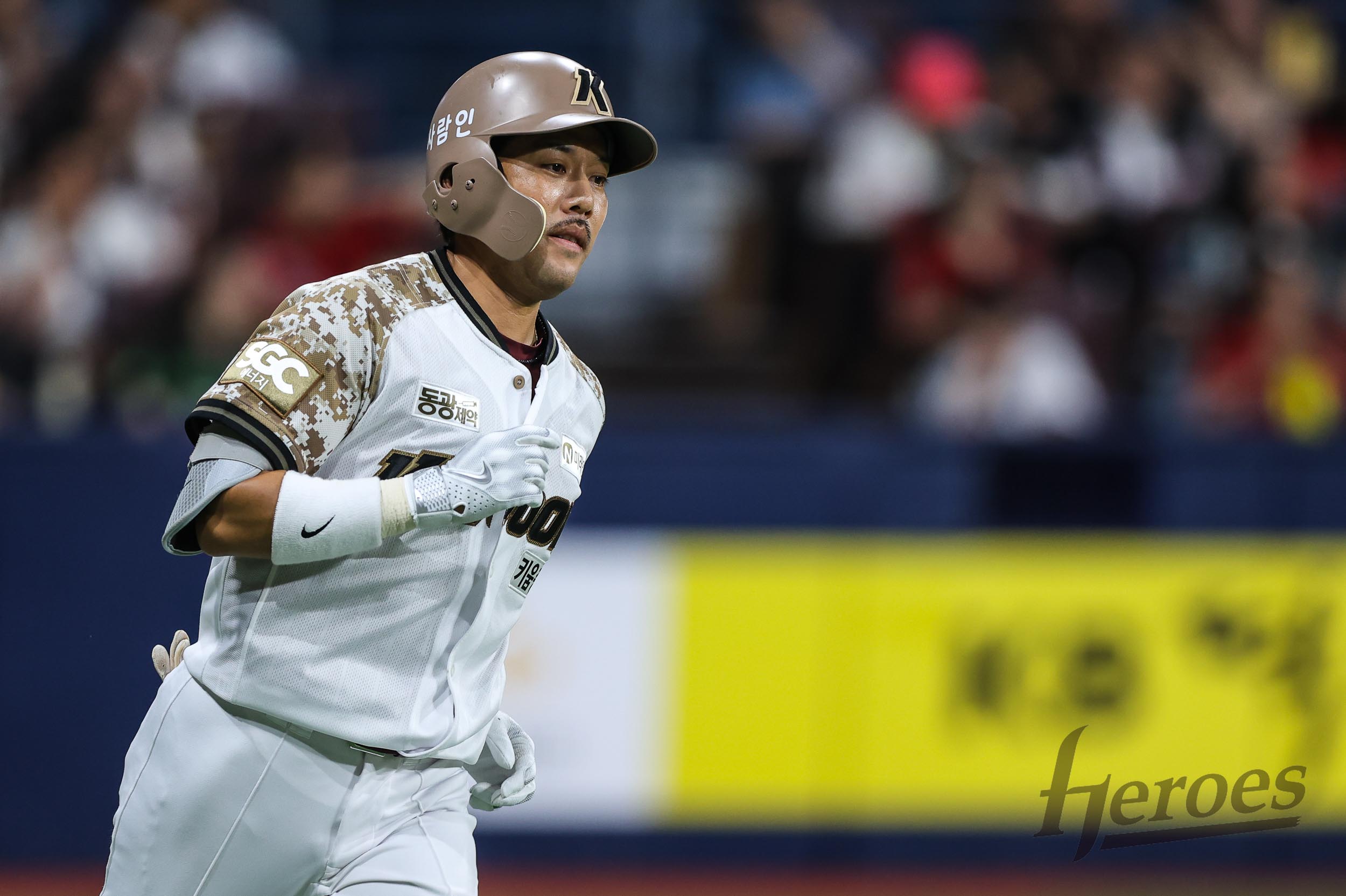 키움 히어로즈는 27일 외야수 이용규를 1군 엔트리에서 말소하고 내야수 서유신을 콜업했다. 홍원기 키움 감독은 이날 경기를 앞두고 '26일 7회초 김호령의 타구를 쫓아가다가 종아리에 근육 경련이 왔다고 한다. 오늘 아침에도 상황이 좋지 않다는 보고를 받았다. 부상이 길어질 것 같진 않은데, 완전히 휴식하고 회복하는 게 나을 것 같았다'고 이유를 설명했다. 키움 히어로즈