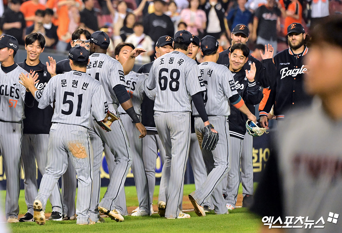 28일 오후 서울 송파구 잠실야구장에서 열린 '2025 신한 SOL Bank KBO리그' 한화 이글스와 LG 트윈스의 경기, 한화가 연장 11회 채은성의 결승 투런포에 힘입어 LG에 6:5 승리를 거뒀다.  이날 경기에서 승리한 한화 선수들이 기뻐하고 있다. 엑스포츠뉴스 DB