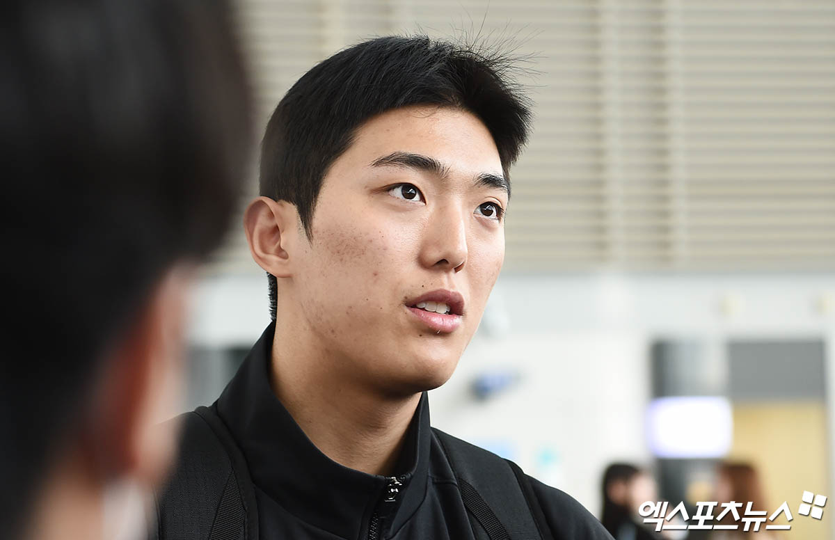 KIA 투수 이의리기 27일 함평 챌린저스필드에서 열린 2025 KBO 퓨처스리그 SSG 랜더스전에 선발 등판해 3⅓이닝 54구 2피안타 3탈삼진 3사사구 2실점(1자책)을 기록했다. 재활 등판 성격에서 투구를 마친 뒤 통증 없었다는 점이 반갑다. KIA 이범호 감독도 7월 중순 올스타전 이후 이의리의 1군 복귀를 기대했다. 이의리는 '두 번째 등판에서 첫 경기보다 좋은 투구를 했다. 아직은 빌드업 단계지만, 통증 없이 경기를 던졌다는 점에서 의미가 크다'고 긍정적인 평가를 내렸다. 엑스포츠뉴스DB